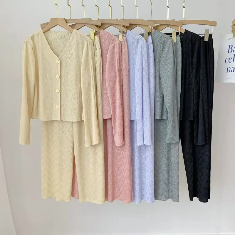 

Комплект плиссированных брюк Miyake 2026: Новый укороченный кардиган и простые эластичные широкие брюки. Легкая женская повседневная одежда для города.