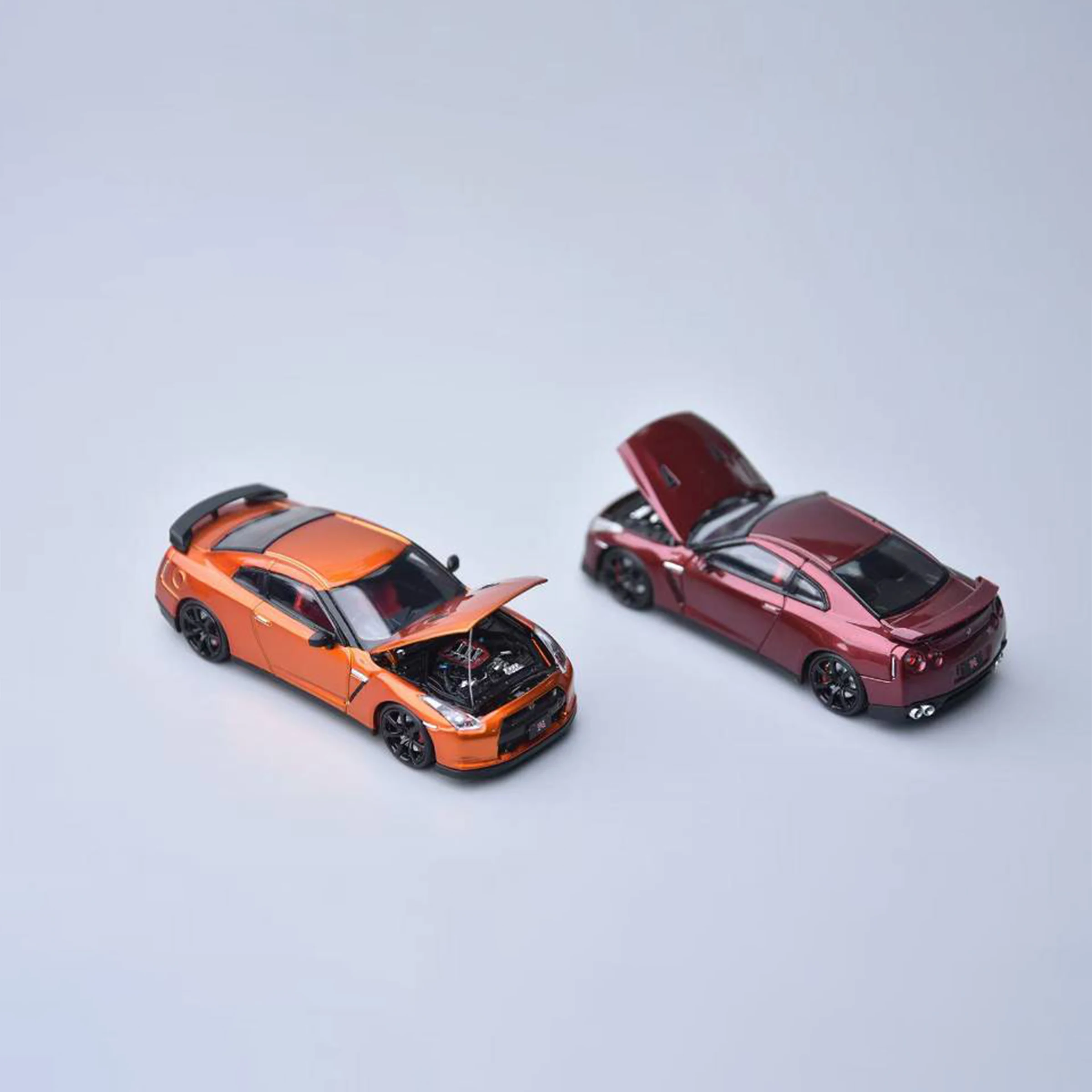 Modelo de Auto a Escala 1:64 FH R35 Versión Original con Capó Abrible