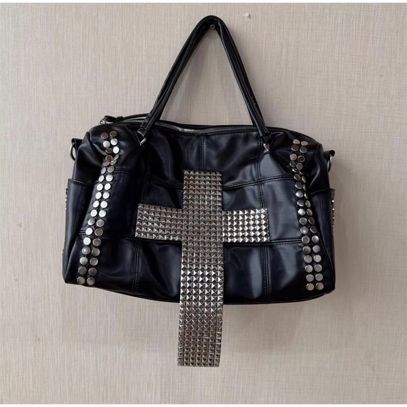 Rivet Cross Umhängetasche, Damen Punk Metall-Nietenbesetzte Tragetasche, Große Kapazität Motorrad-Biker-Stil Streetwear Handtasche – Detail 10