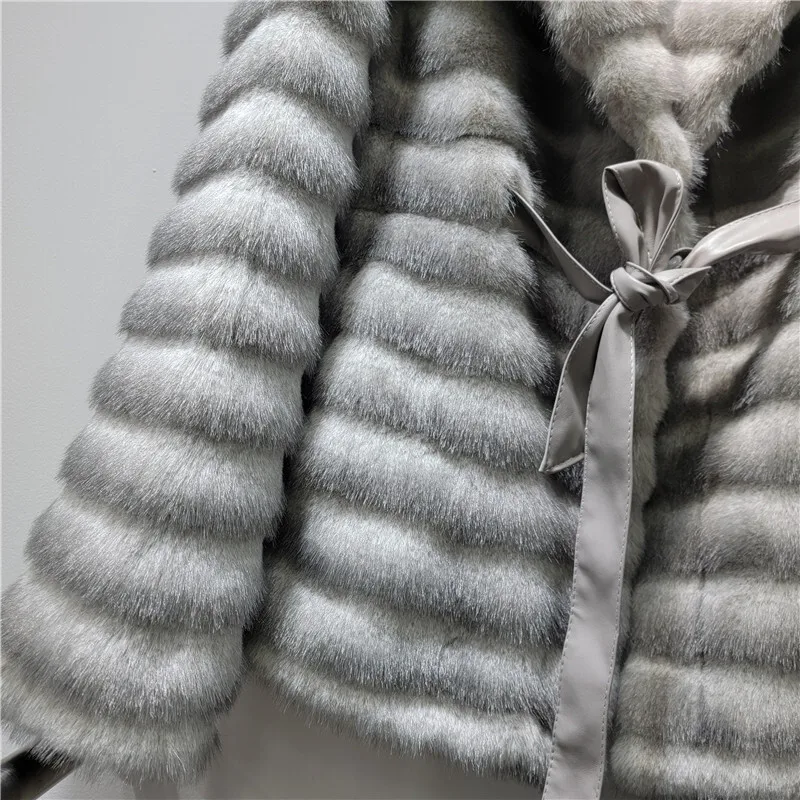 เสื้อโค้ทขนเฟอร์เทียมสำหรับผู้หญิง HKSH 2025 คอลเลคชั่นฤดูหนาว ปกพับได้ แขนยาวผูกเชือก สไตล์สตรีทแฟชั่น ทันสมัย อุ่นสบาย รุ่น HK14808