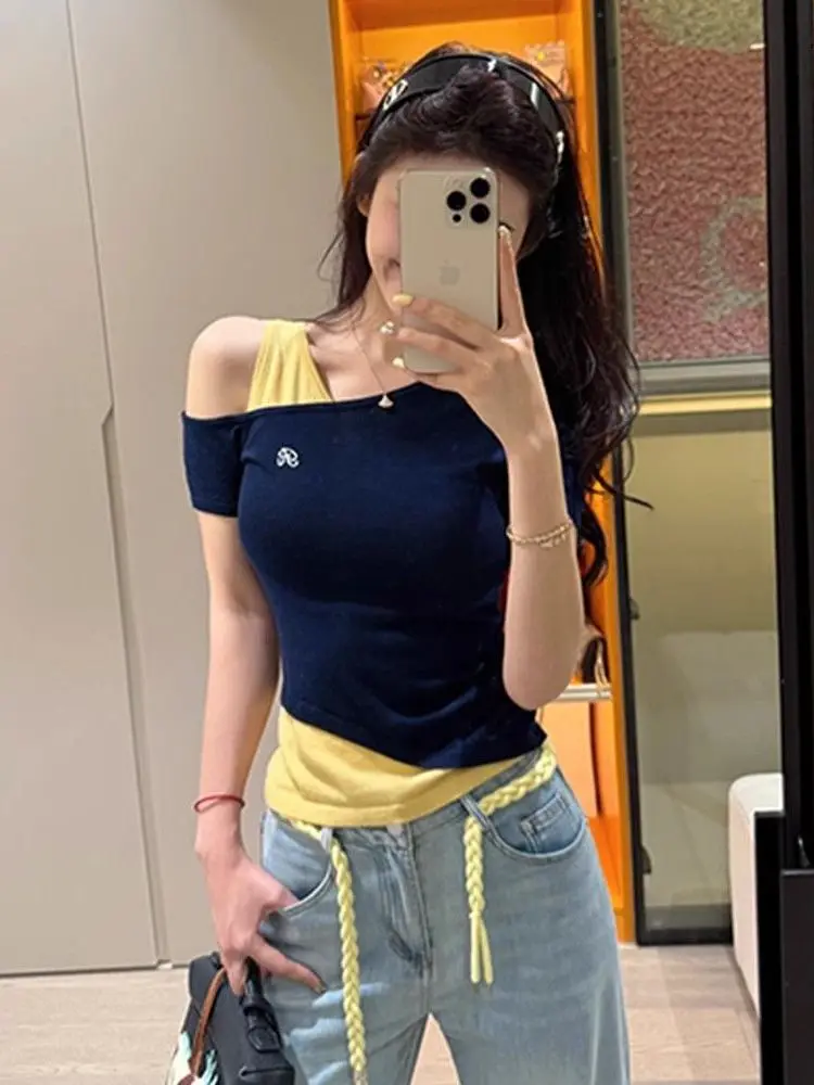 เสื้อถักทรงเข้ารูปแบบสลิมฟิต ดีไซน์เปิดไหล่ข้างเดียว สีสันตัดกันทันสมัย ดูอ่อนเยาว์ สำหรับฤดูร้อน รุ่นใหม่ล่าสุด