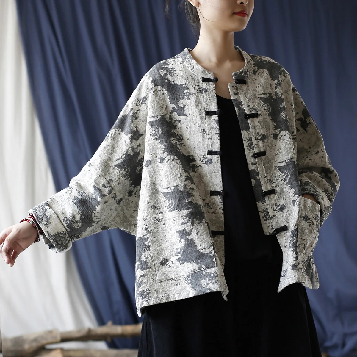 Women's Vintage and Elegant Loose-Fitting Blouse with A Stand-Up Collar and Long Sleeves, Made of Cotton and Linen.
