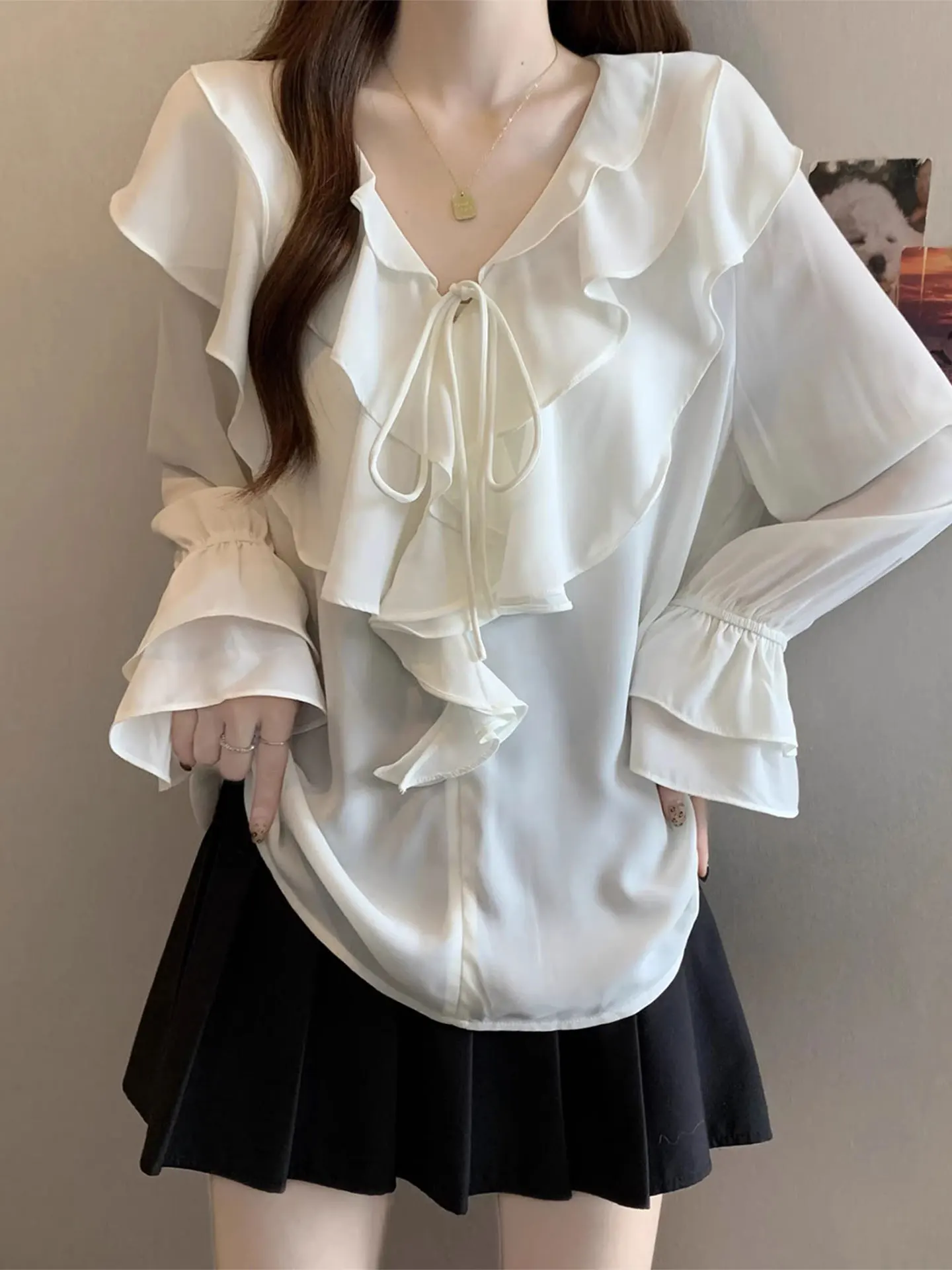 

Beautiful White Long Sve V-Ne irt with Lace Trim Loose Fit Casual Sle Spring 2026 for plus Size Women