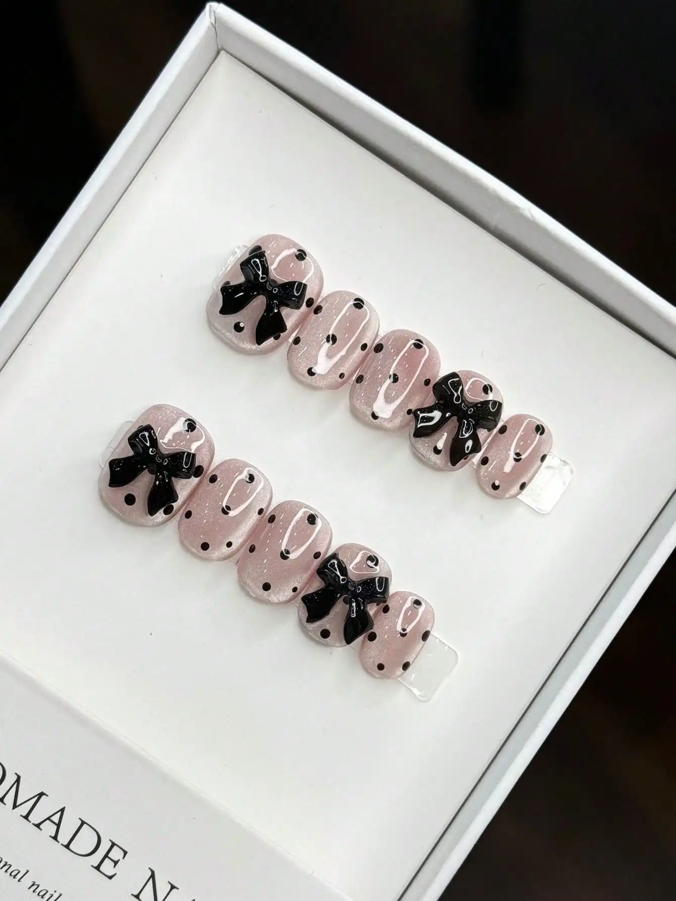 

Handmade Reusable Short Round Artificial Nail Tips With 3D Bowknot & Black Polka Dot Design, Nail Art Accessories Press On Nails