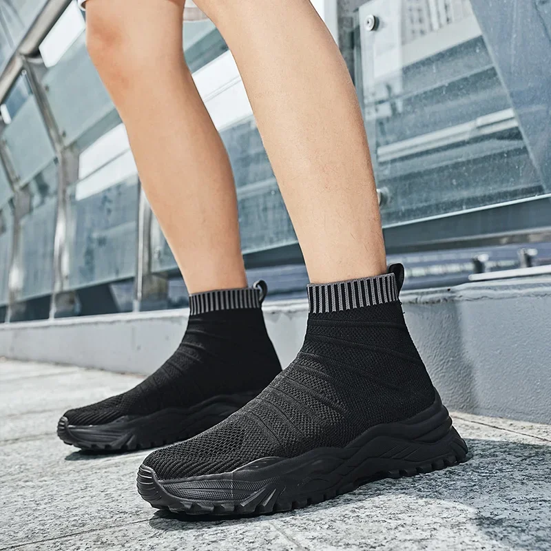 Czarne buty do biegania Mężczyźni Wysokie skarpety Trenerzy Kobiety Slip on Couple Casual Shoes Lekkie trampki Mężczyźni Basket Buty motocyklowe