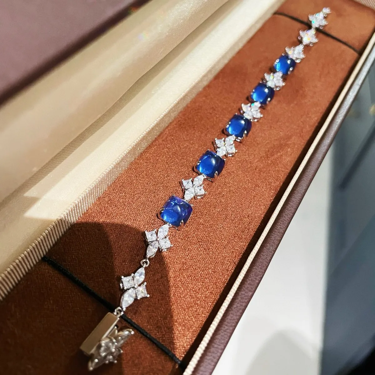 

S925 Позолоченный браслет с высокоуглеродистыми бриллиантами и сапфиром - сахарный бухань, четырехлистный клевер, модные цветные ювелирные изделия с драгоценными камнями