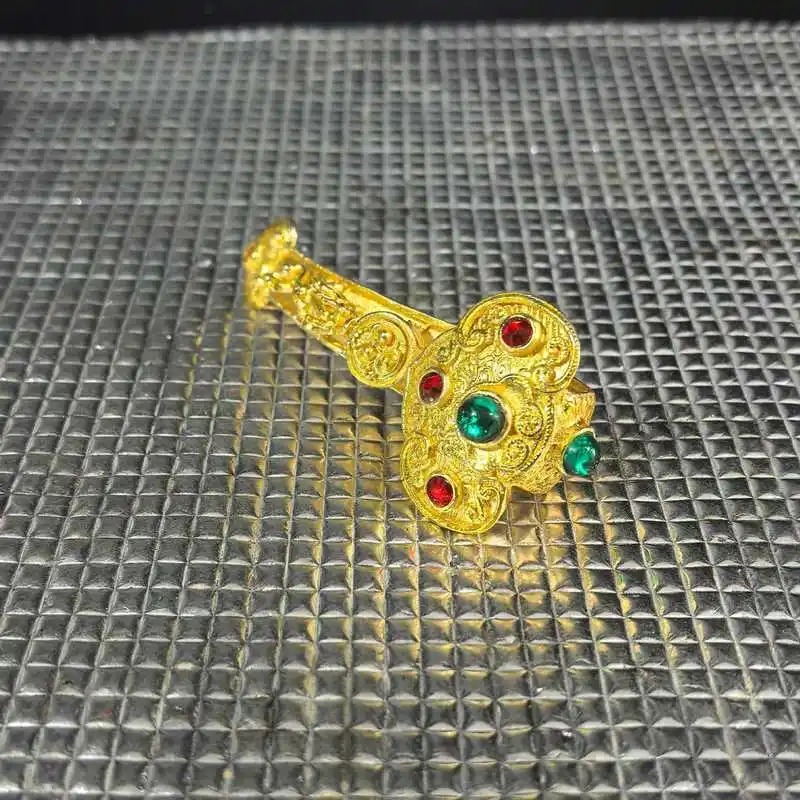 Ancient-style gold filigree ring with red stone inlay, featuring a floral design, exuding wealth and elegance, a Chinese retro-s