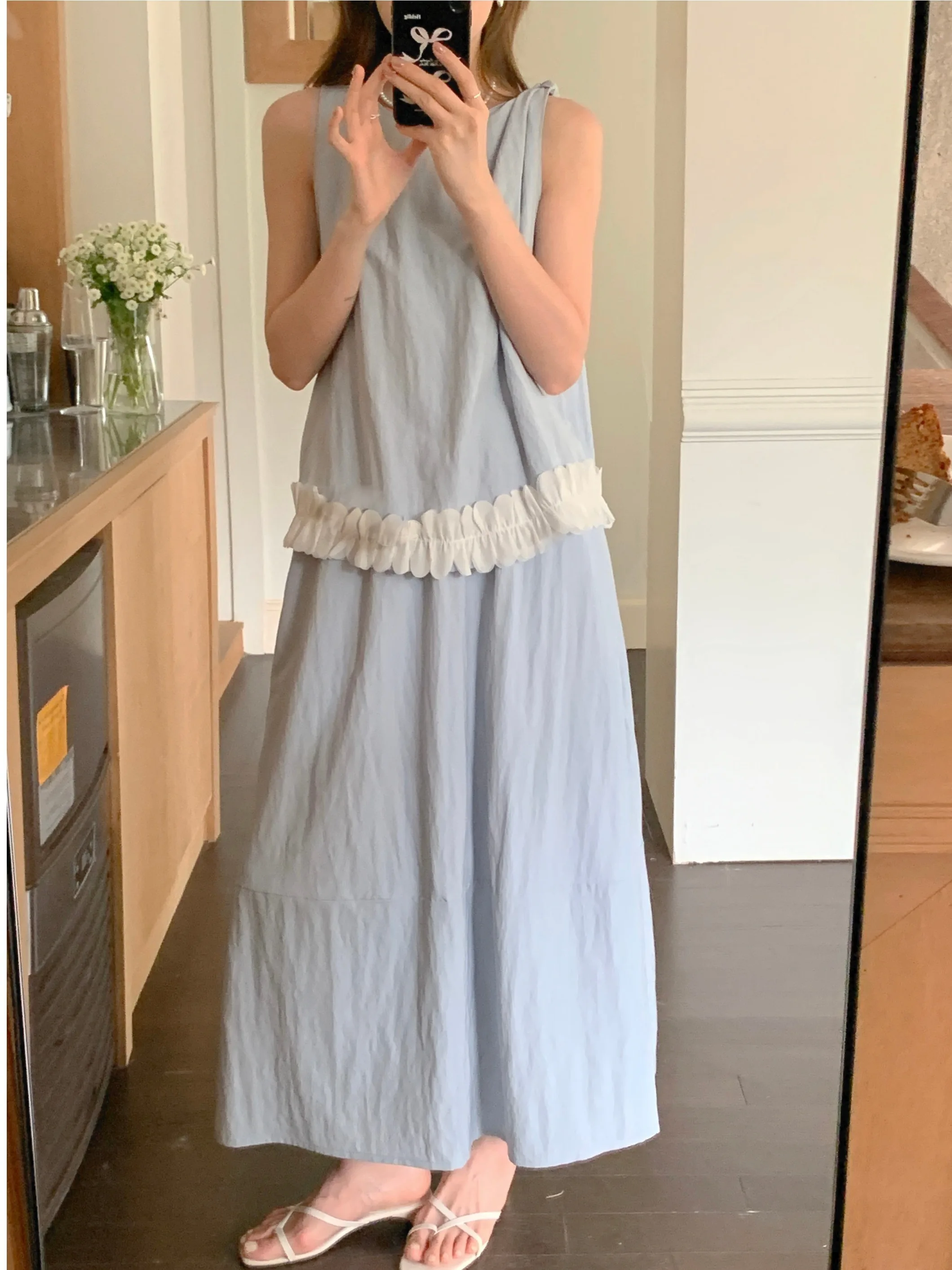 

Stunning Summer New Arrival Women's Long Vest Floral Lace Top Half Skirt Set with Fashionable Two-Piece Ensemble