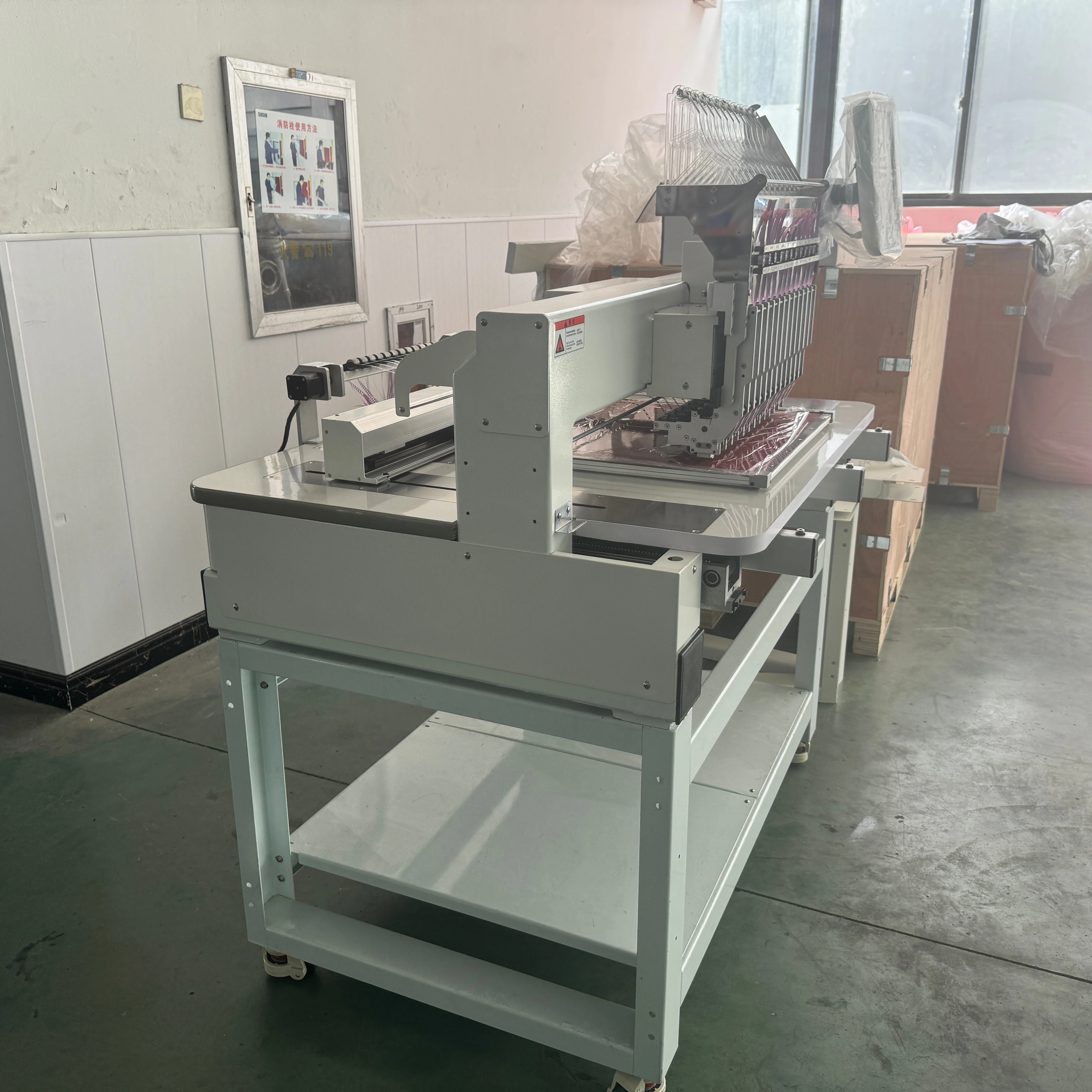 La macchina automatica per lustrini a caldo con motivo paillettes in PET rende i modelli brillano come strass