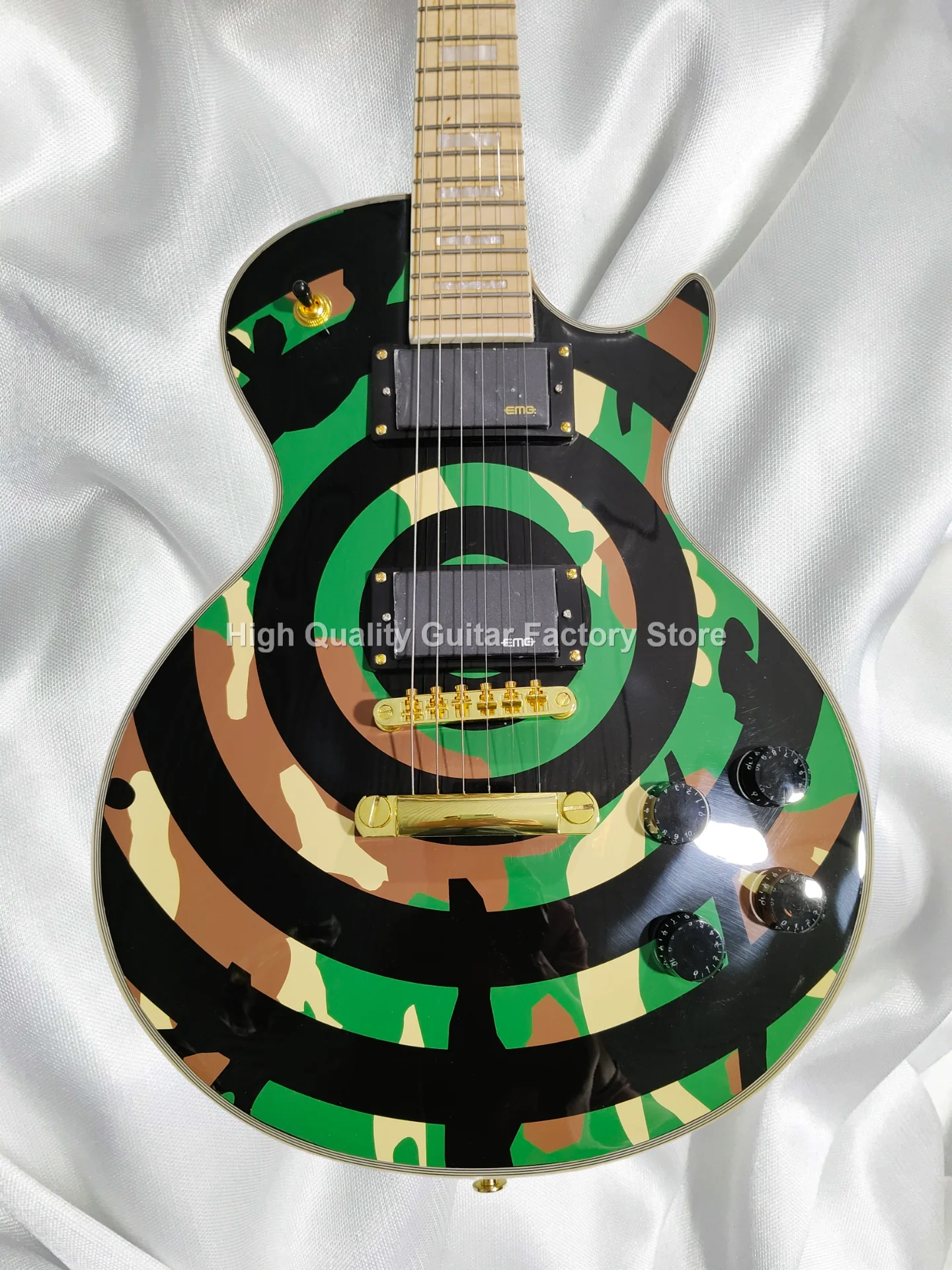 كهربائي مموه عالي الإخراج: رقبة خشب القيقب، EMG Humbuckers، أجهزة ذهبية، نغمة جاهزة للمعادن