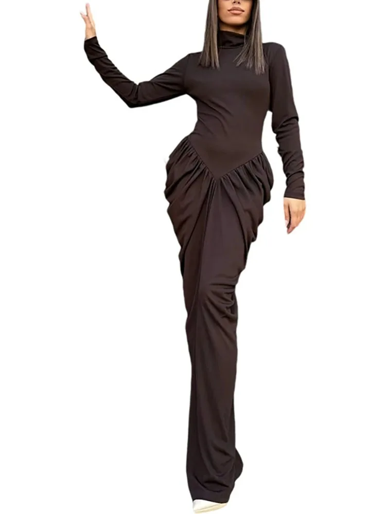 ملابس نسائية جديدة لخريف وشتاء 2025 بمزاجية عصرية بقصة ضيقة وحقيبة مطوية وأرداف بلون سادة وأكمام طويلة