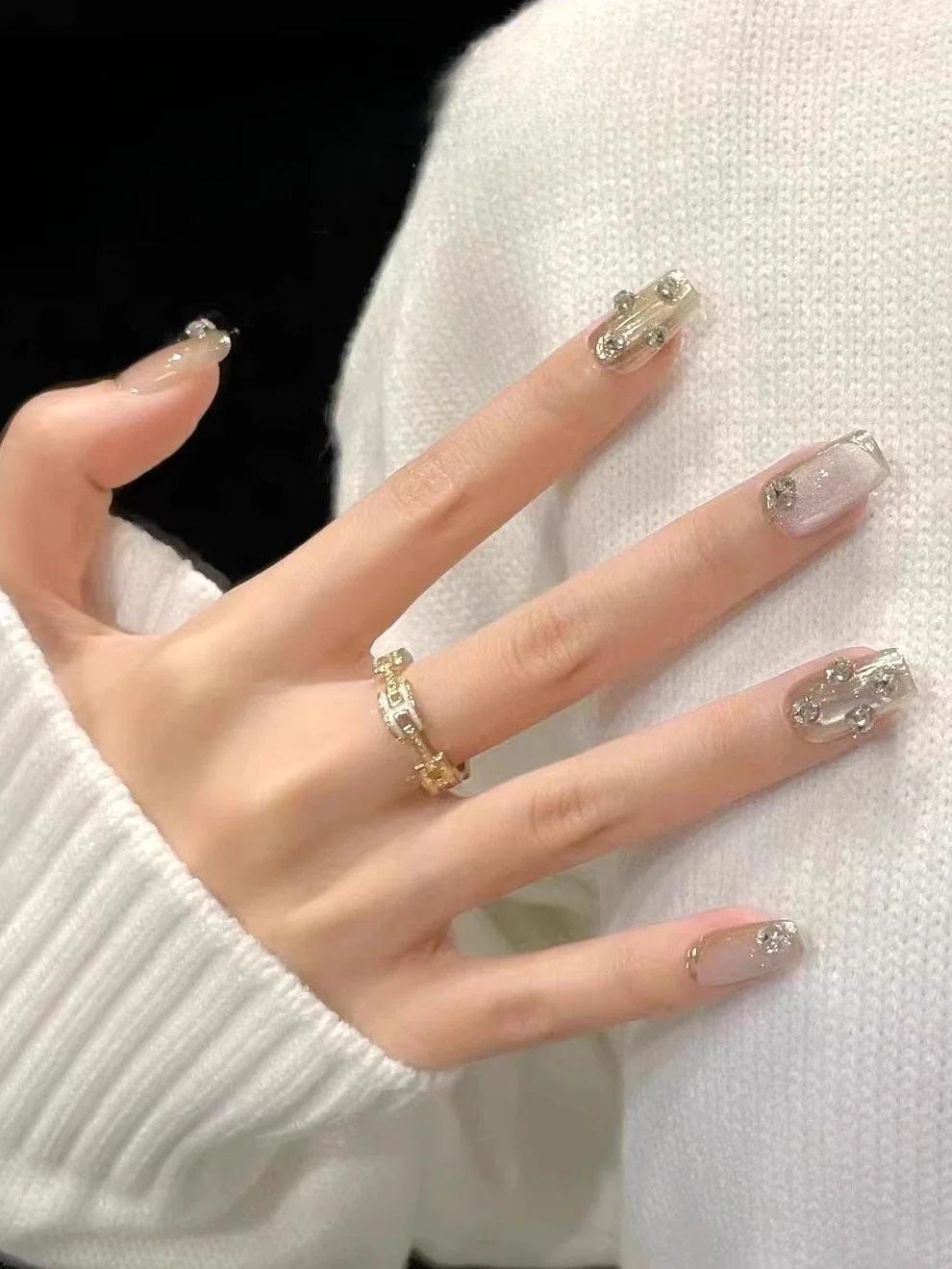 

Handmade cat's eye manicure, wearing nail 2024 New Year's model, high-end sense niche white student party exquisite diamond