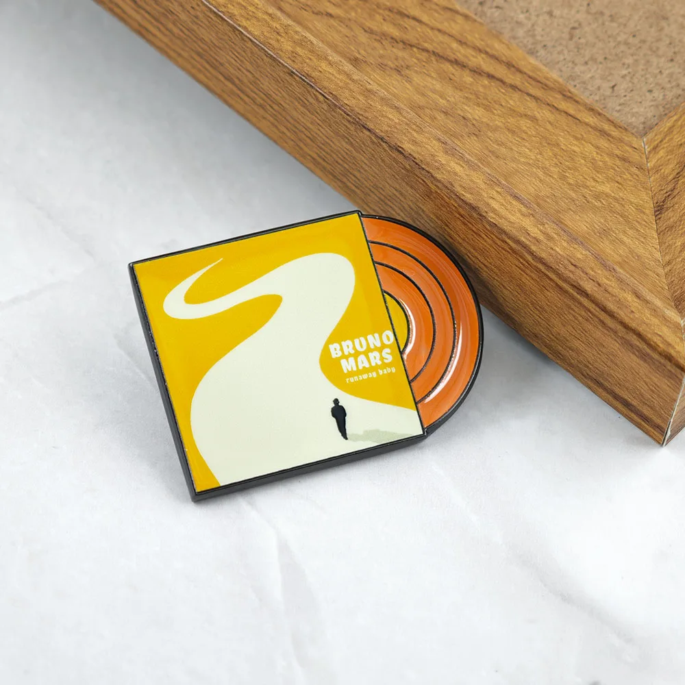 Bruno Mars Runaway Baby Brosche Gelbe Schallplatte Metall-Abzeichen Pop-Musik-Album Emaille-Pin Fan-Geschenk – Detail 10