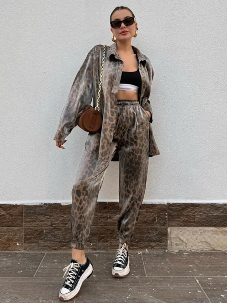 เสื้อเชิ้ตแขนยาวปกแฟชั่นกระดุมแถวเดียว + กางเกงขายาวทรงเข้ารูป ชุดเซ็ต 2 ชิ้น ลายเสือดาวสำหรับผู้หญิง