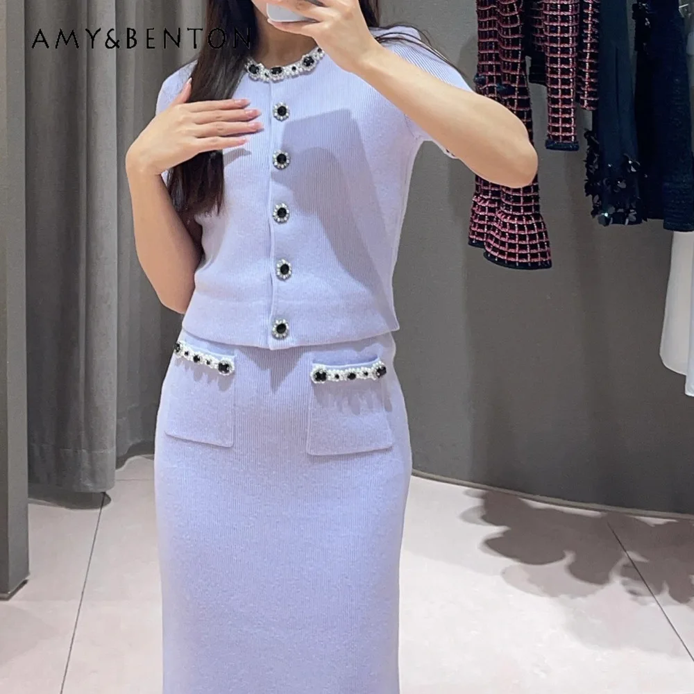 

Весенне-осенний комплект в корейском стиле: фиолетовый кардиган с круглым вырезом и коротким рукавом, облегающая юбка-полусолнце для повседневной носки и торжественных мероприятий.