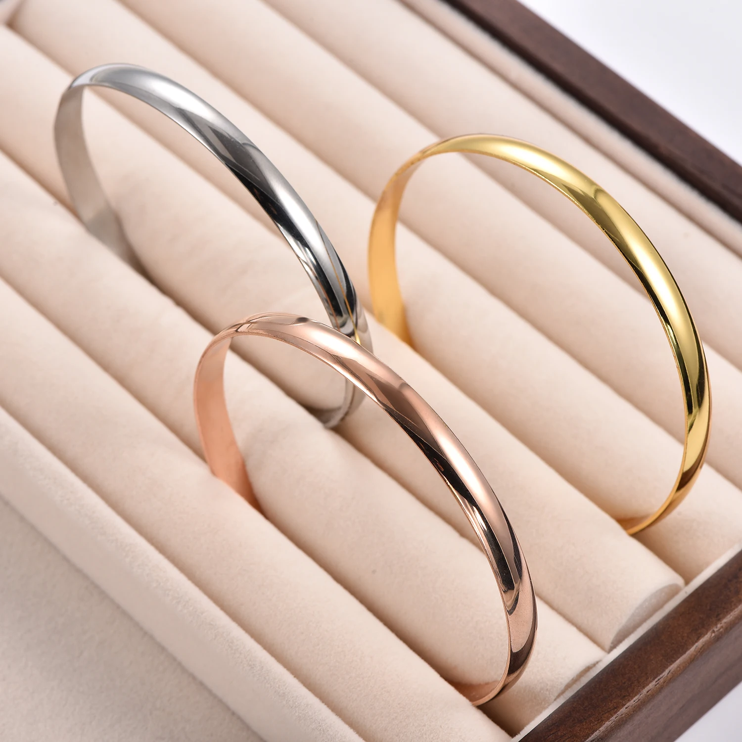 Glatter, wasserdichter Armreif mit einfacher kugelförmiger Oberfläche aus Edelstahl, trendiger Schmuck für Paare, Geburtstagsgeschenk für Frauen. – Detail 7