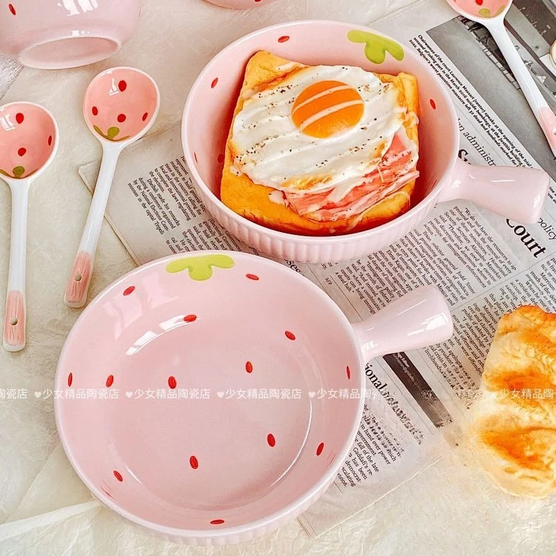 فتاة لطيفة ذات مظهر عالٍ، فراولة، أوعية سيراميك، مقبض منزلي، وعاء أرز، نودلز فورية، أدوات مائدة