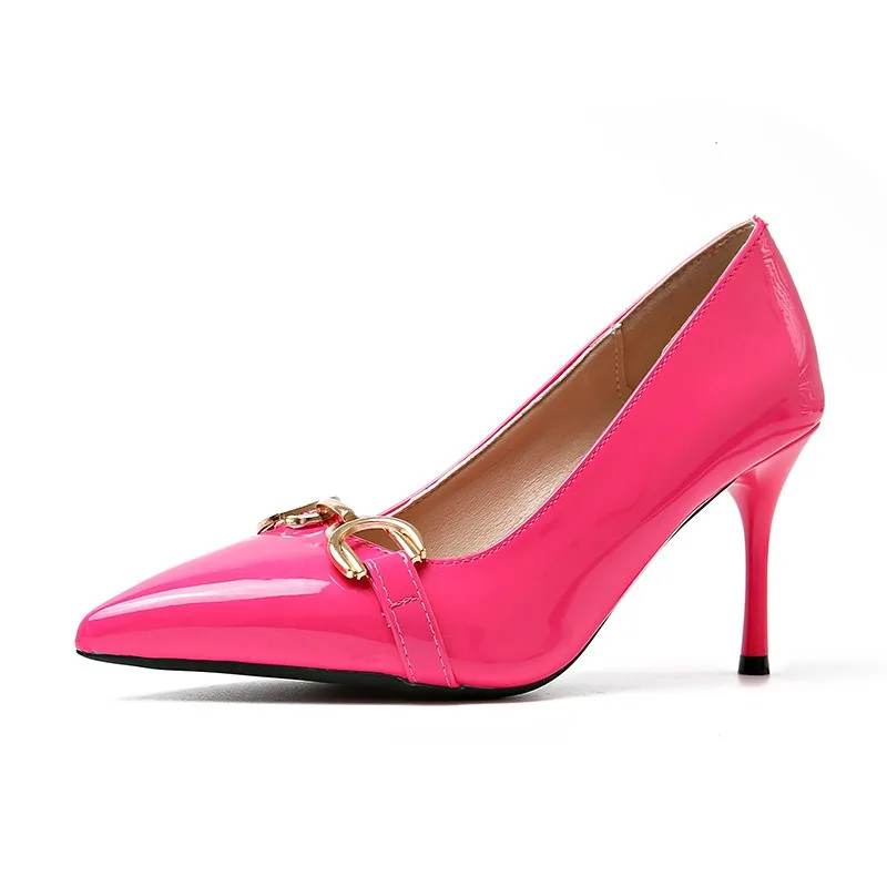 2026 Neue Damen High Heels Hochzeit Nude Rote Pumps Luxus Designer Replika Metallkette Stiletto Niedrige Absätze Modeschuhe