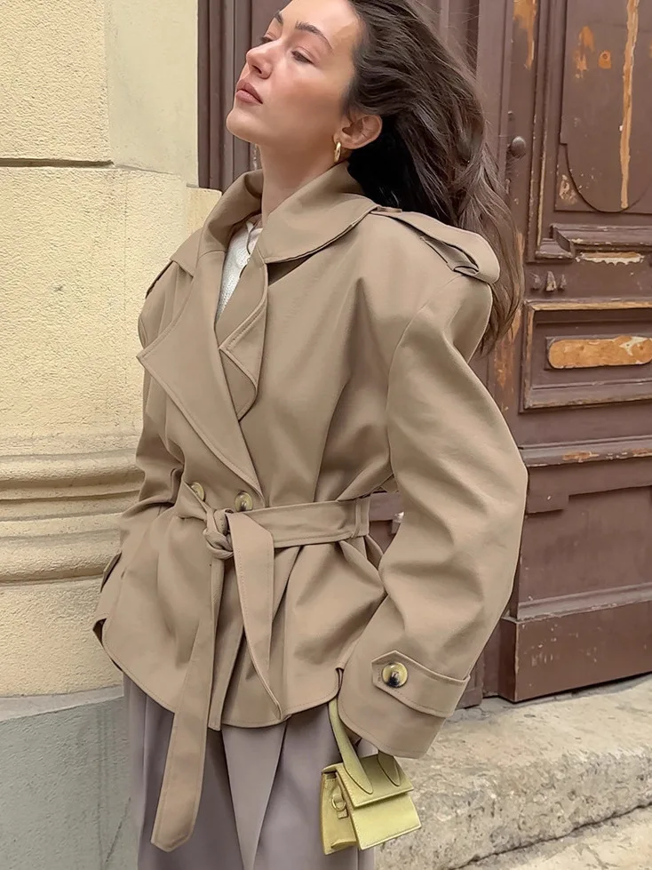 Modieus casual windjack met riem, midi-lengte, kaki kleur, nieuw herfstontwerp, trendy, geschikt voor woon-werkverkeer, van polyester.