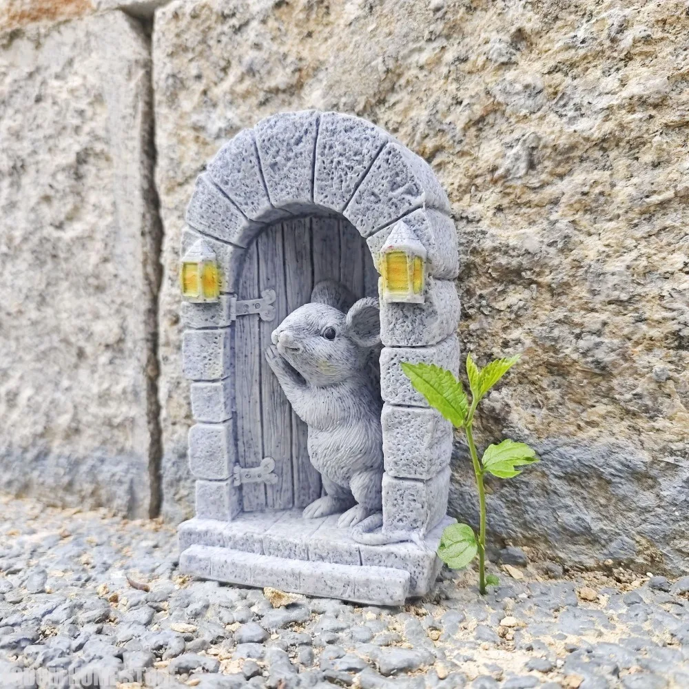 Resin Mouse Statue Garden Ornament, Open Door Mouse Tree Wall Figurine, Waterproof Outdoor Art Decoration for Patio Yard Lawn