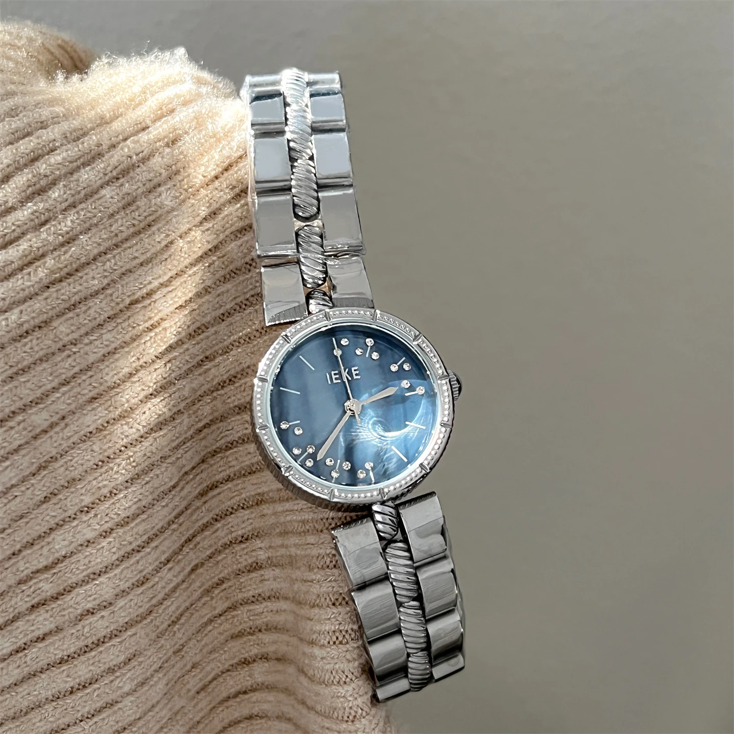 

New Silver Minimalist Women'S Watch With Blue Plum Blossom Design And Small Round Dial; A Fresh And Simple Quartz Watch.