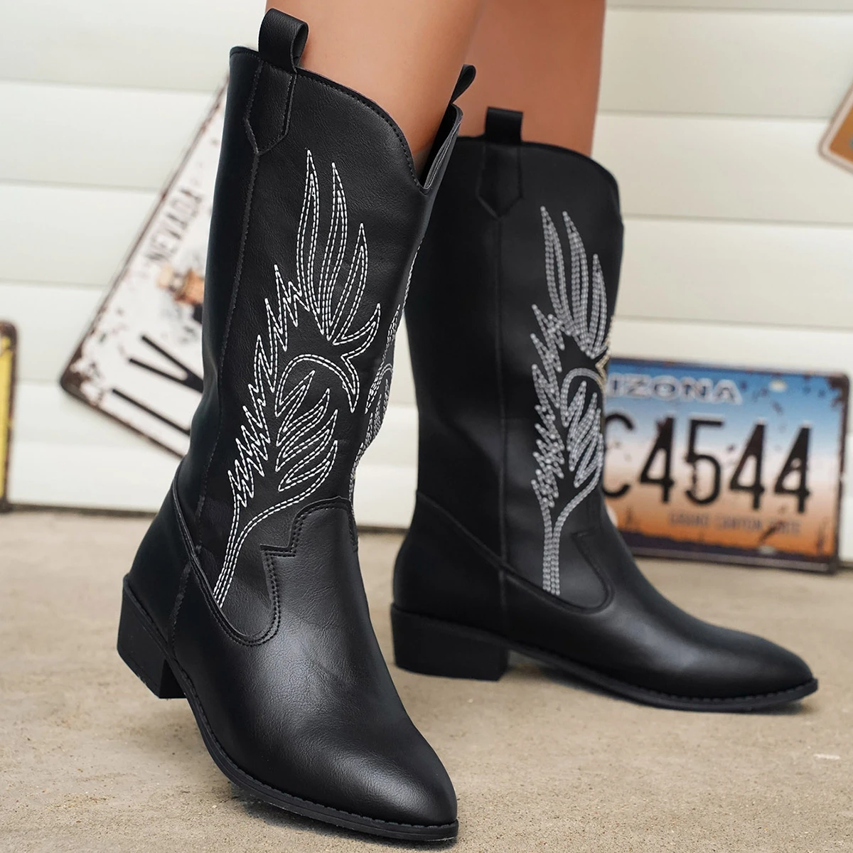 Laarzen Vrouwen Winter 2023 Lederen Vierkante Hak Western Cowboylaarzen Mid-Calf Totem Ridder Vrouwelijke Laars Outdoor Slip-On Damesschoenen