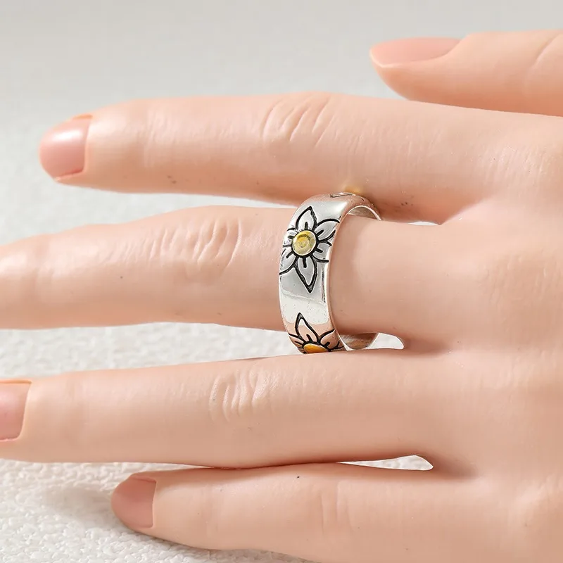 Vintage Hand Carved Flower Women's Ring Minimalist Two Color Metal Geometry Daily Wear Party Jewelry Anniversary Gift