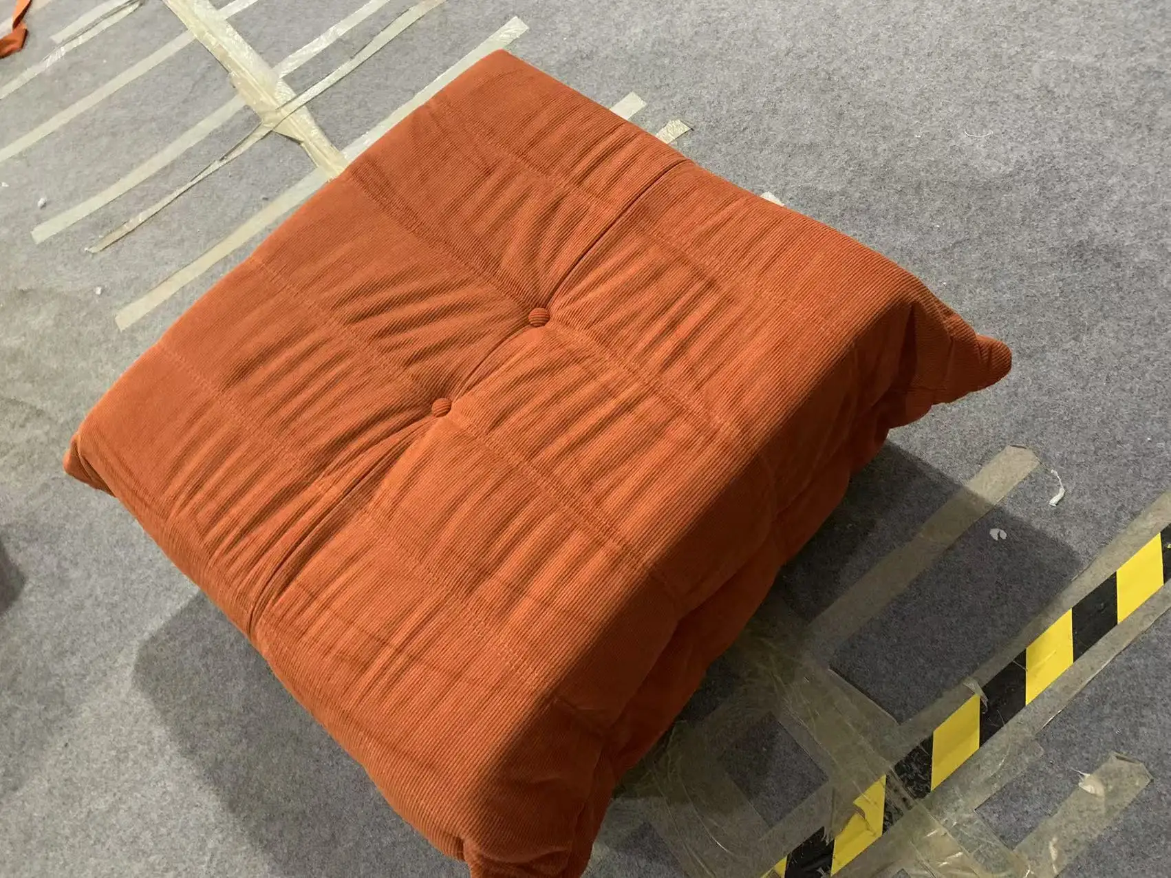 

Caterpillar sofa footrest, easy to use, reduces foot pressure