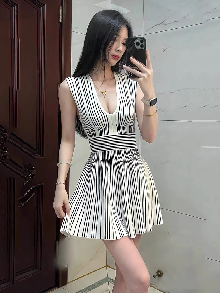 

A high-end black and white gradient striped V-neck, slimming and stretchy knitted dress for Summer 2025
