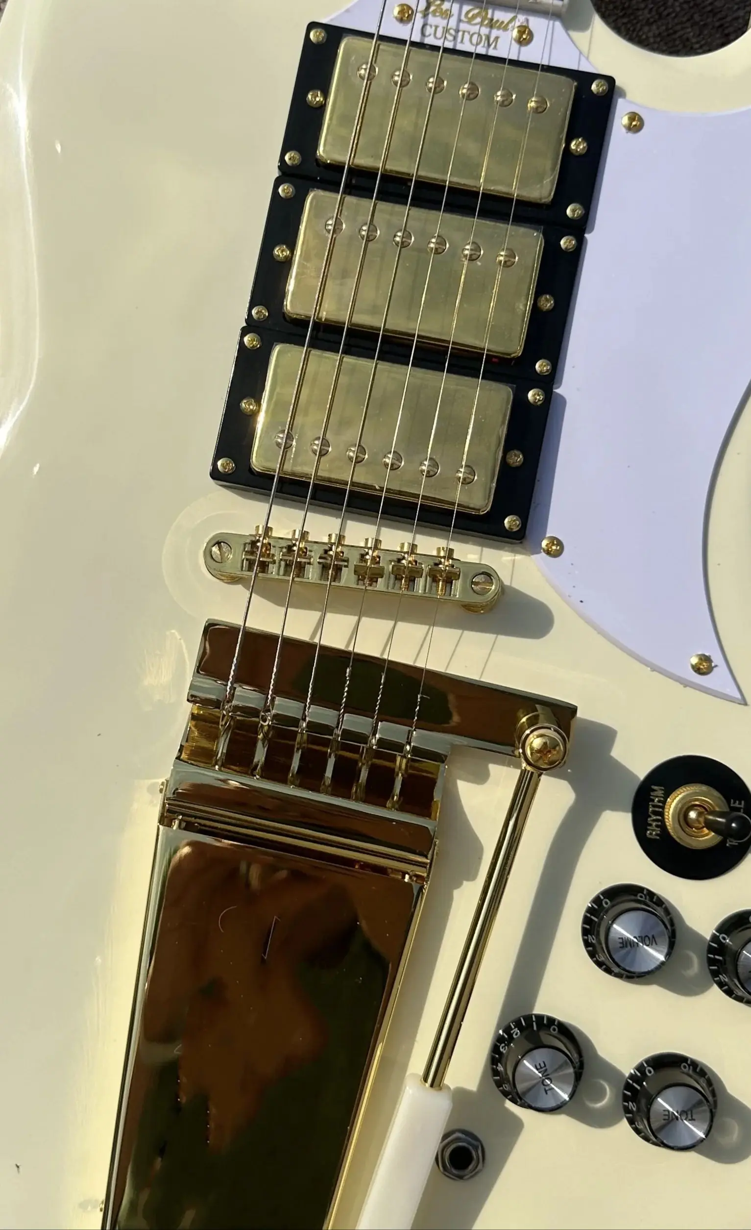 Customized electric guitar, SG electric guitar, cream white, gold vibrato, in stock, lightning package