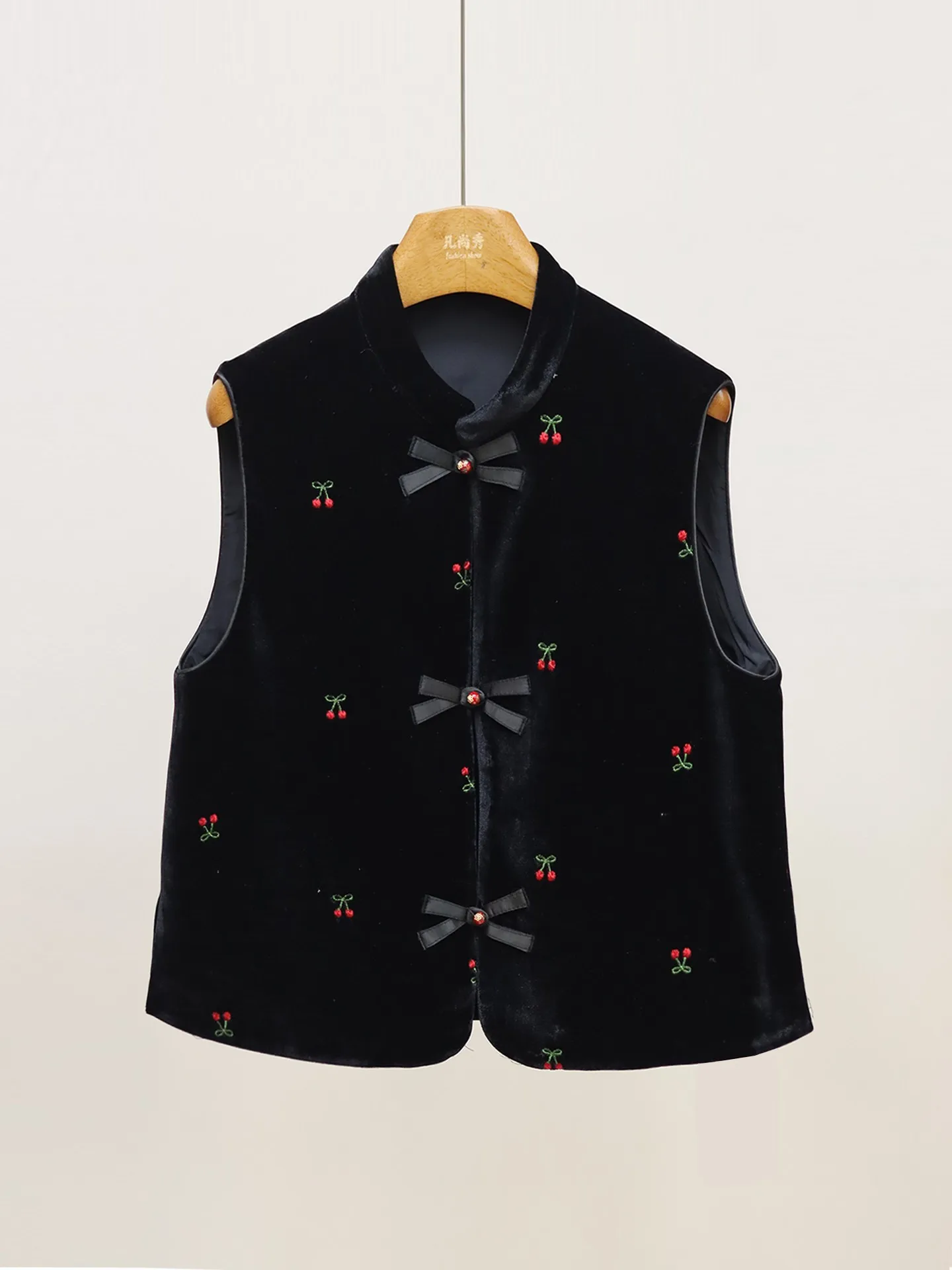 

Молодежный черный бархатный жилет для женщин, весна 2026, модный дизайн с китайскими национальными пуговицами, верхняя одежда