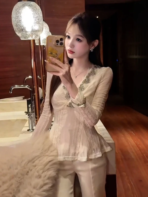 

Ele French Sle Long Sve V-Ne Lace Base irt Women's Heavy Embroidery Slim Fit Top for Autumn Winter Faionable