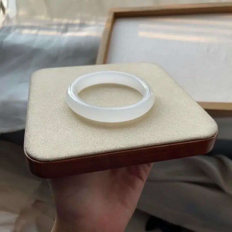 

Quartz rock jade Xinjiang Tianshan green white moonlight jade bracelet women's fashion versatile