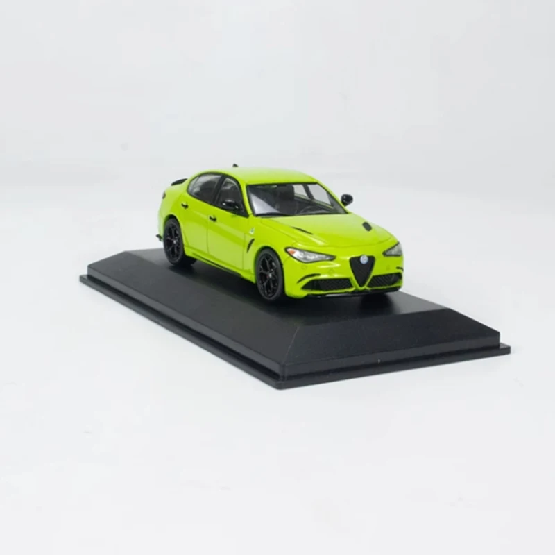 

Литая под давлением оригинальная модель из сплава GIULIA в масштабе 1:43, имитация классического украшения, хобби, сувениры, коллекция подарков, статический дисплей
