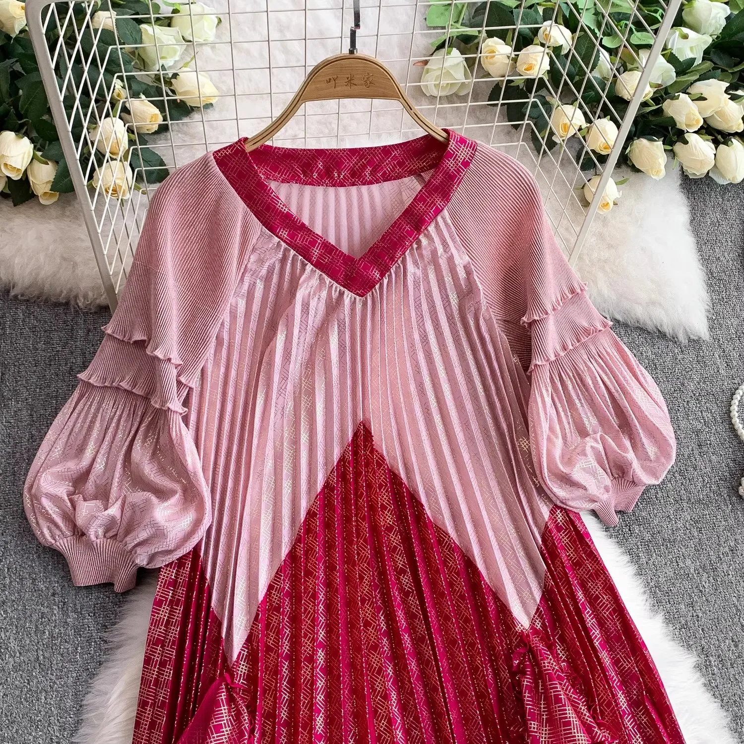 فستان مياكي فضفاض بطيات على شكل حرف a للنساء صيفي كبير الحجم على شكل حرف v مطبوع مرقع عالي التمدد وكشكشة طويلة