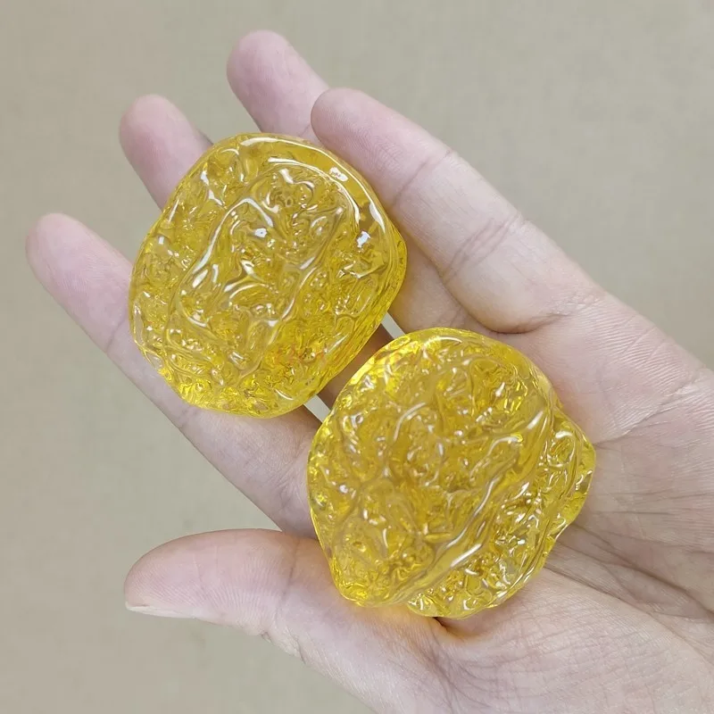 Old beeswax amber blood amber hand holding the ball to play the ball to play the ball health massage ball to practice handball