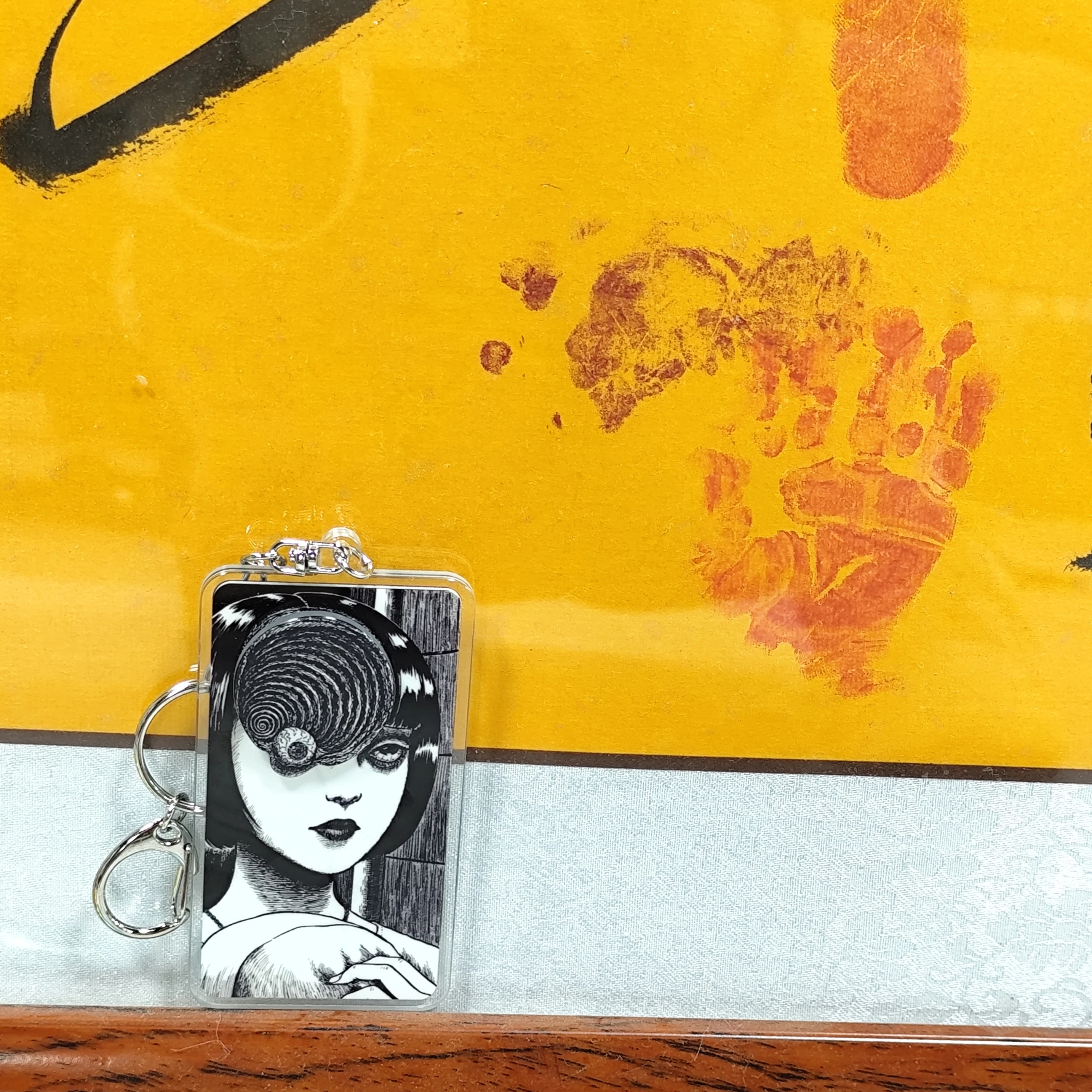 هذه سلسلة مفاتيح مجموعة Junji Ito. يتميز بفن أيقوني، يُظهر شخصيةًا من مانغا الرعب.