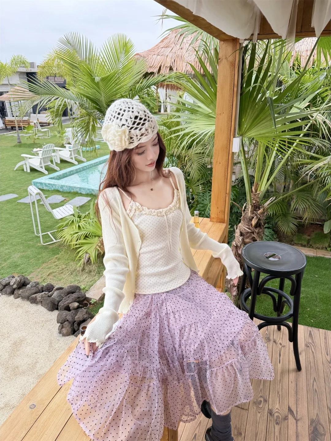 Conjunto Feminino de Três Peças Estilo Coreano Brisa Suave Primavera 2026: Cardigã Aberto de Tricô e Saia de Camadas com Alça