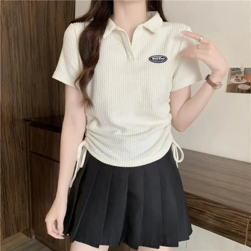 

Женская футболка с откидным воротником и плечами лета 2025, короткий дизайн пикантной девушки в американском стиле, облегающий крой с короткими рукавами, новый стиль