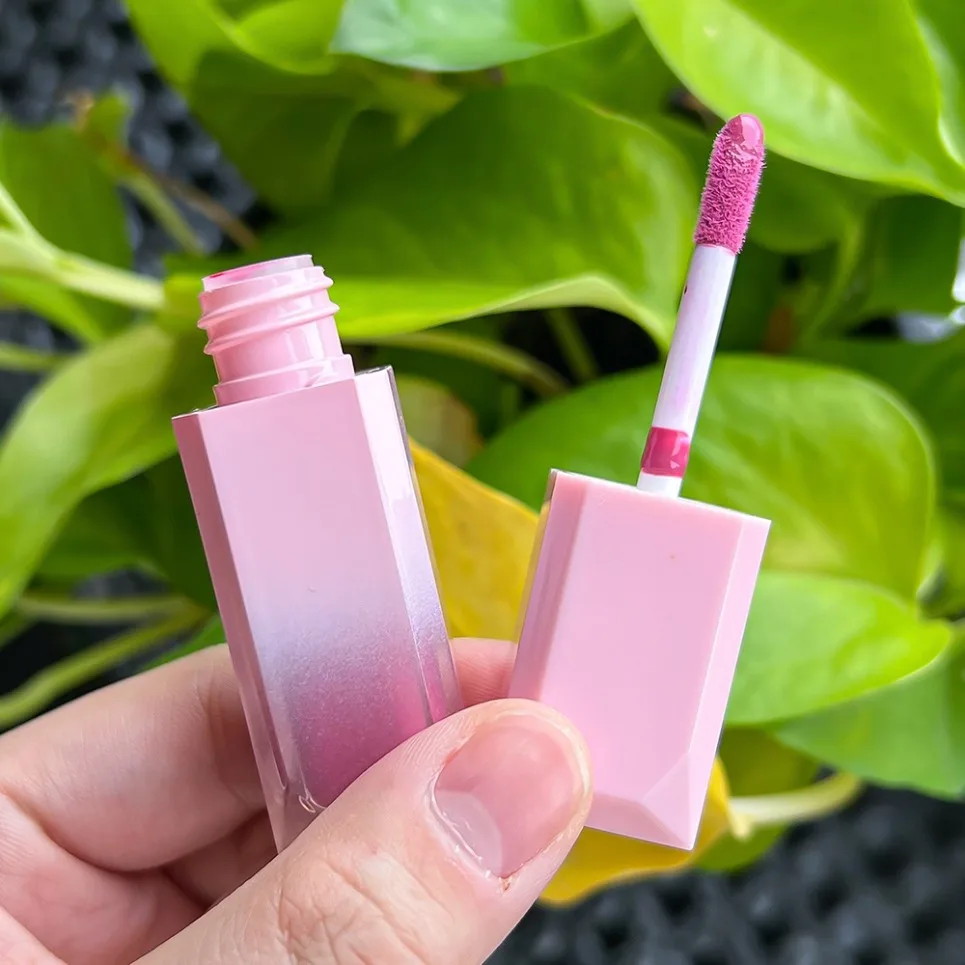 ピンクチューブ防水液体口紅リップグロスプライベートラベル長期的なビーガンリップグロスメイクアップカスタムロゴ卸売