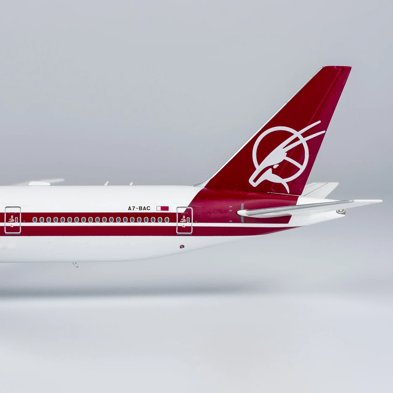 QTR022 Alloy Collectible Plane Gift NG Model 1:400 Qatar Airways Boeing B777-300ER Diecast Aircraft Jet Model A7-BAC