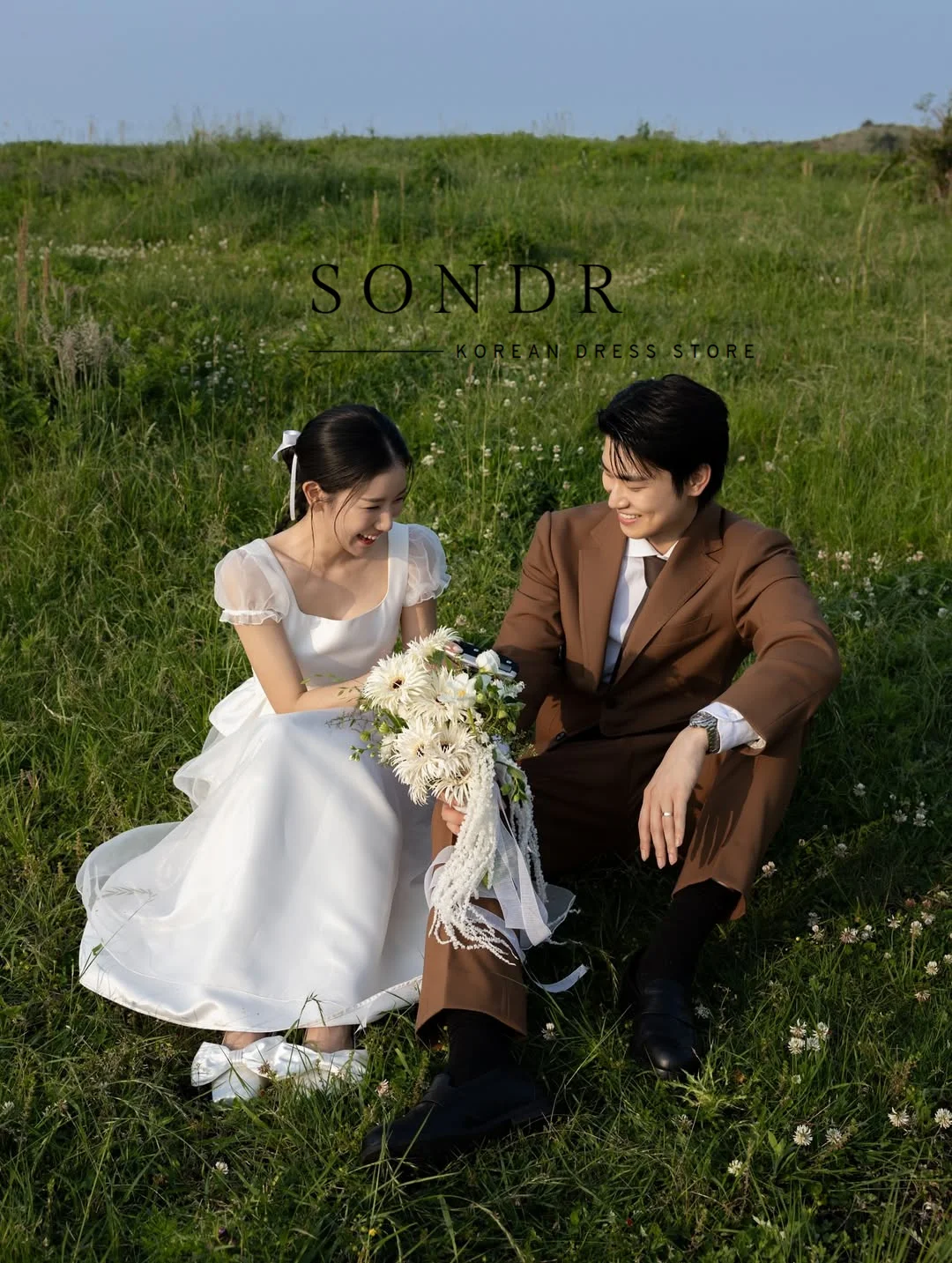 ชุดแต่งงานสไตล์เกาหลีสุดน่ารักแบบสั่งตัดพิเศษสำหรับถ่ายภาพ คอทรงยู แขนพอง ผ้าไหมซาติน ชุดราตรีงานแต่งงาน