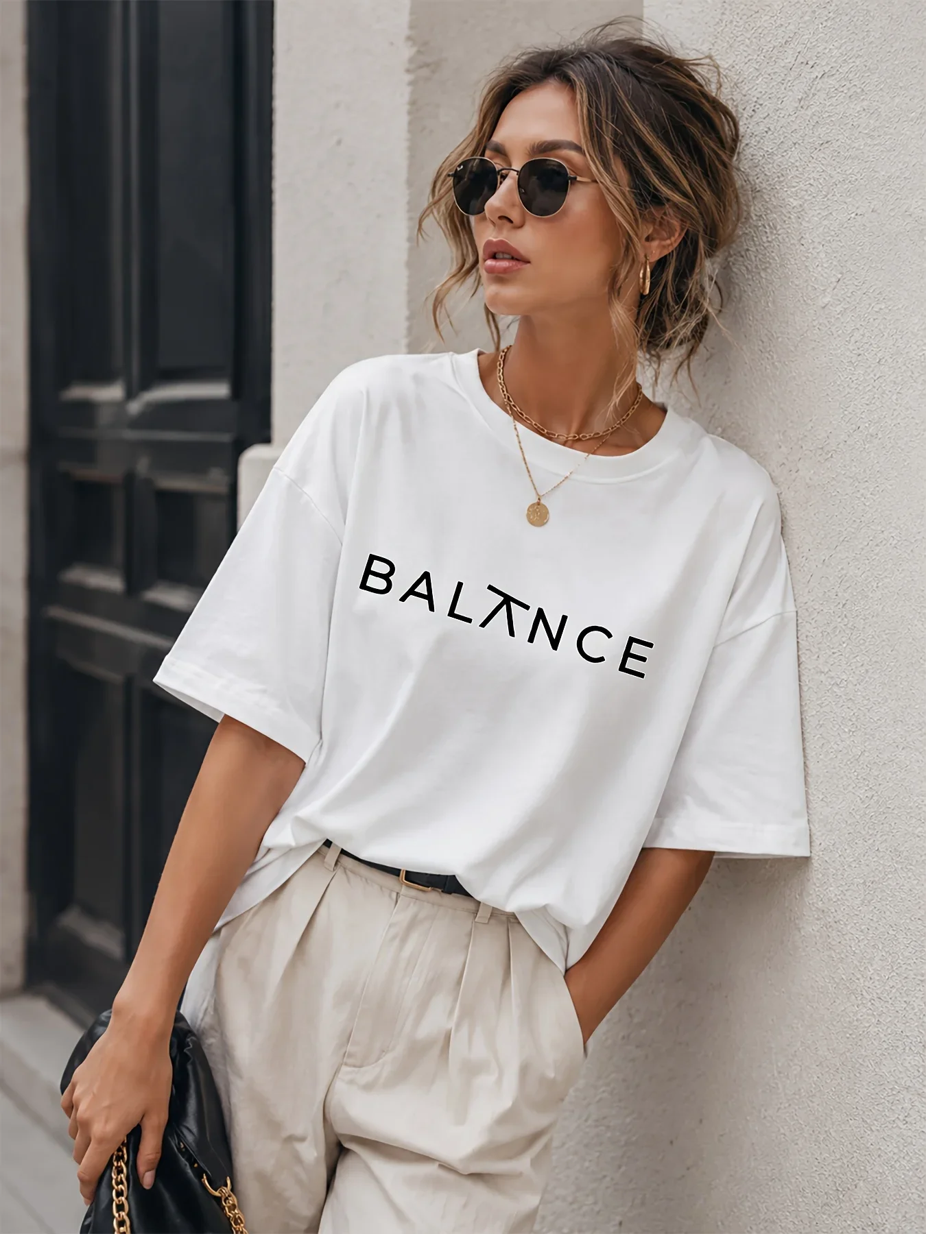 T-shirt graphique minimaliste pour femme, imprimé lettres créatives, manches courtes, blanc, coupe ample, décontracté, streetwear d'été