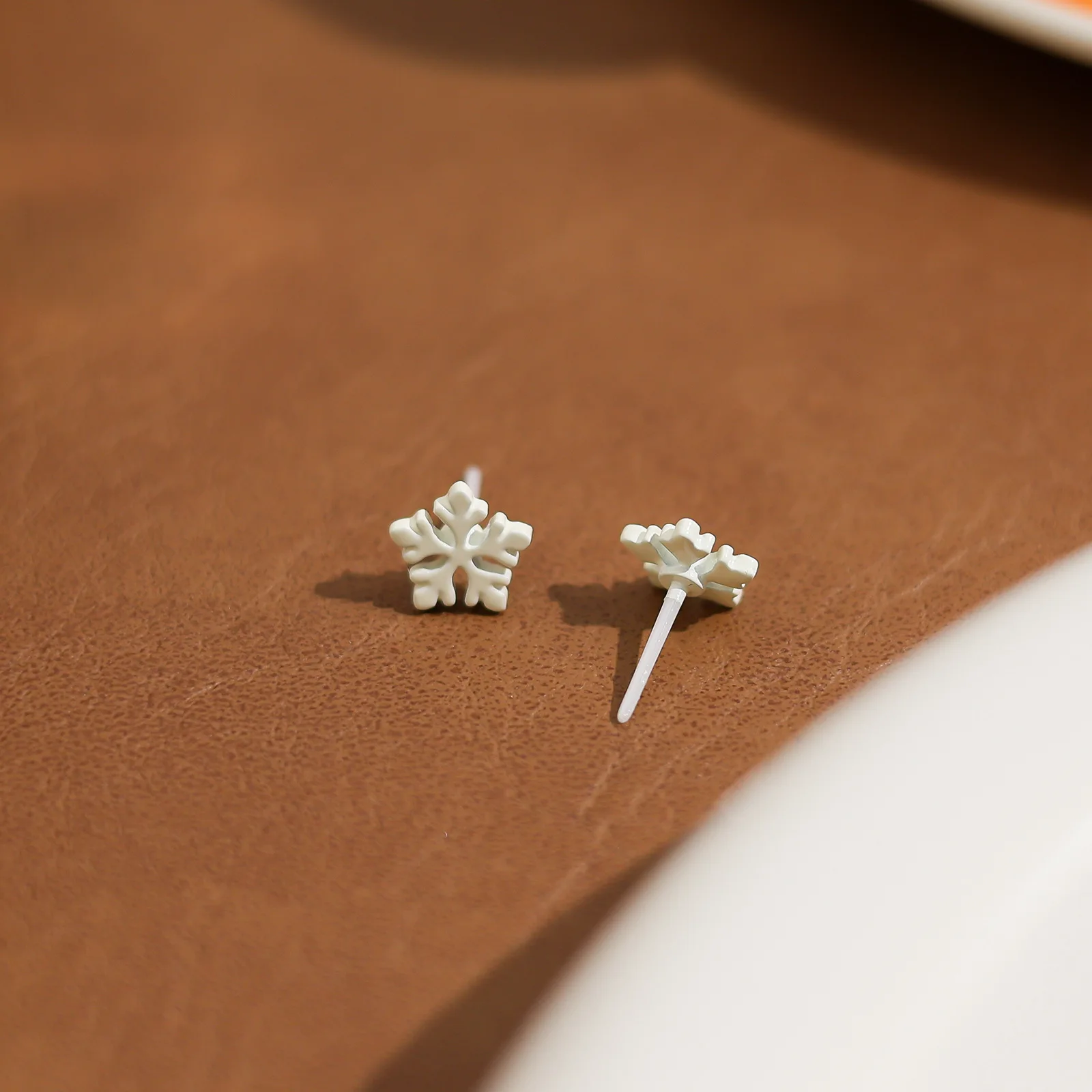 

Ceramic Needle With Resin White Snowlake Design Multi Flowers For Choose Anti-allergic Fashion Jewelry