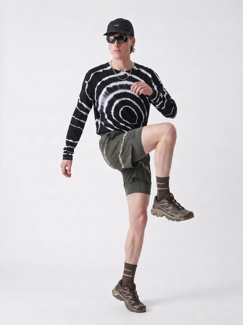 Herren Langarm-T-Shirt aus Merinowolle in Schwarz-Weiß mit Batikmuster – Weich & Dehnbar für Outdoor-Aktivitäten wie Wandern & Laufen – Detail 6