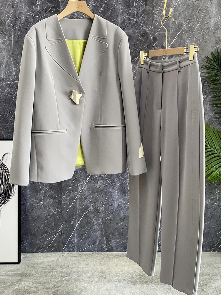 

Модный женский костюм-двойка: элегантный пиджак с цветовыми блоками и брюки с широкими штанинами для создания молодого образа