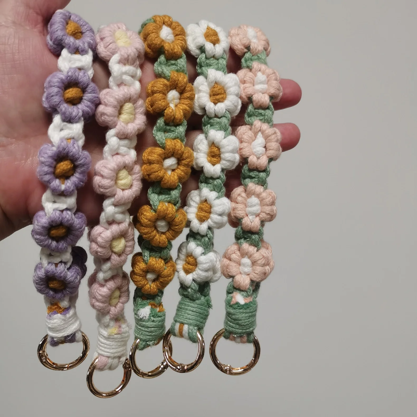 سلسلة مفاتيح معلقة على شكل زهرة الأقحوان يتم ارتداؤها على المعصم البوهيمي المنسوجة يدويًا على شكل زهرة سلسلة مفاتيح على شكل زهرة مزخرفة