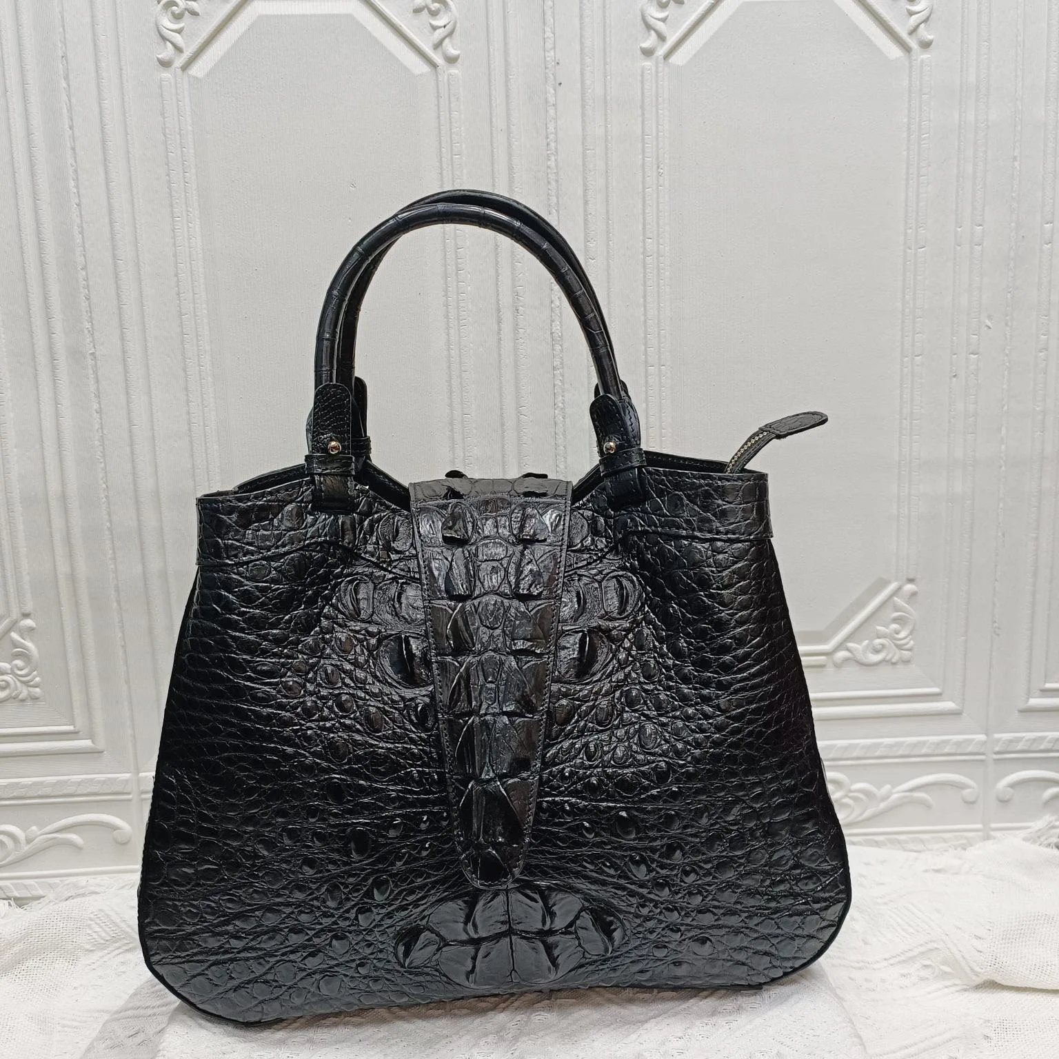 Classic crocodile skin bone pattern women's handbag, made of whole crocodile skin, black elegant all-matching women's bag