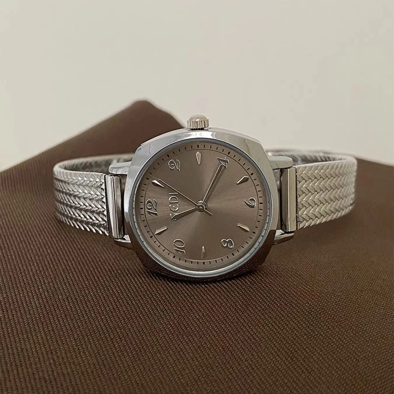 Light Luxury Women Watch Silver Braided Mesh Metal Strap Quartz Wristwatch Number Dial Elegant Ladies Dress Watches Female Gift