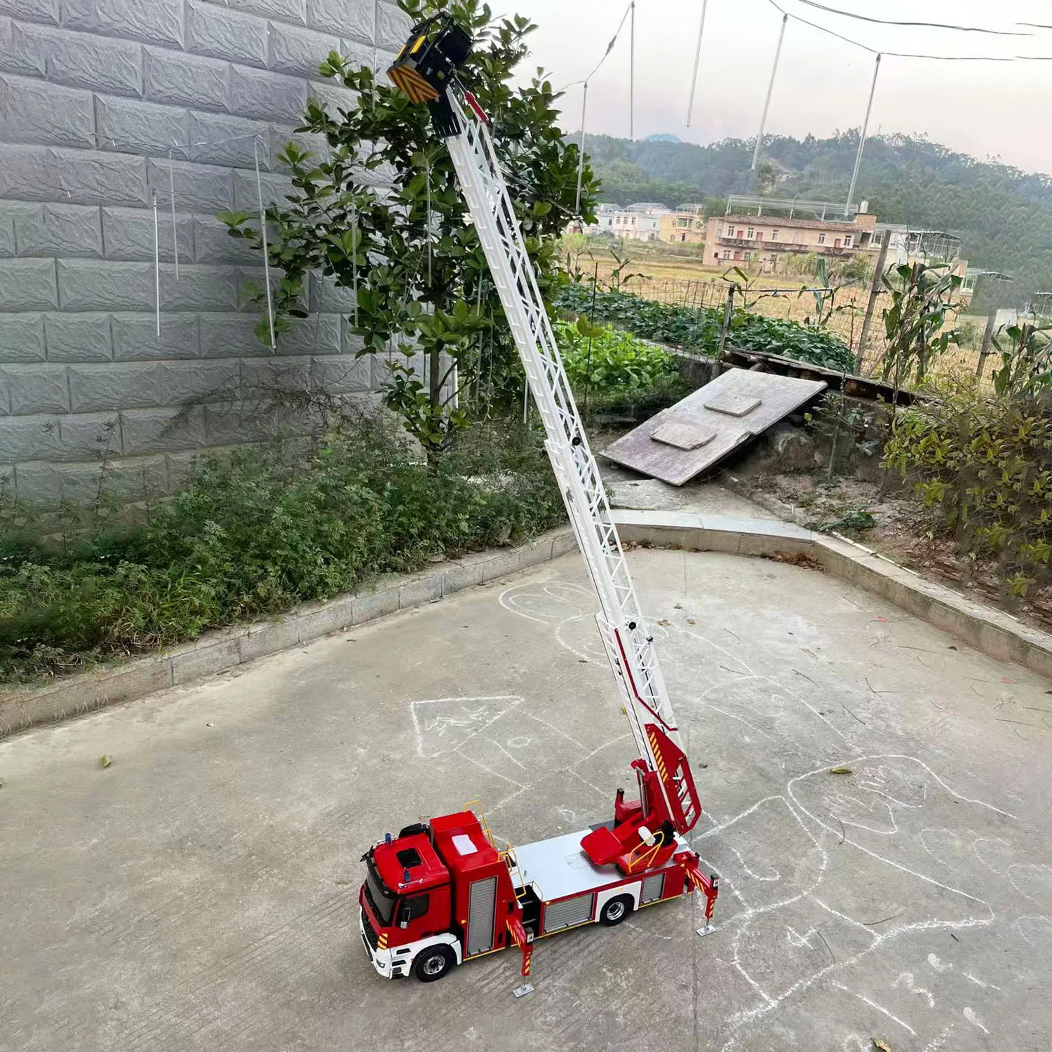 

1/14 4x4 RC подъемная лестница пожарная машина 2-скоростная коробка передач металлическое шасси модель автомобиля с дистанционным управлением со световым звуковым модулем